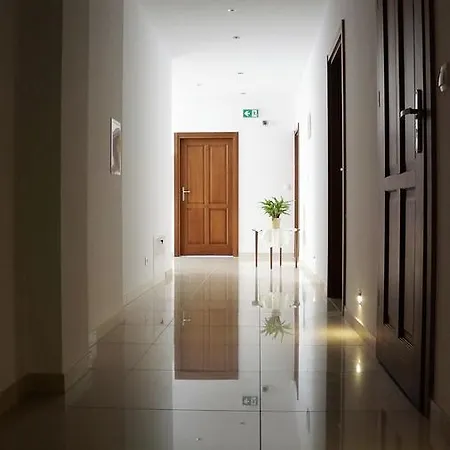 Gosciniec Nad Narwia - Airport Modlin 宾馆 *